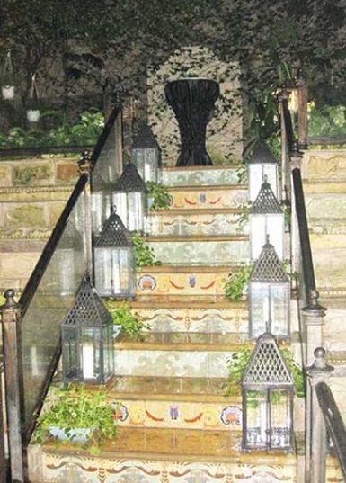 Chi tiết cầu thang được trang trí với phong cách Ả Rập huyền bí