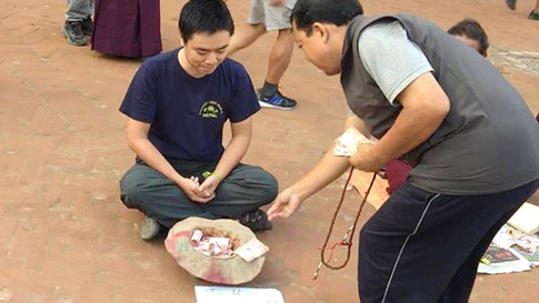 Chàng trai Việt giả ăn xin thử lòng dân nghèo Nepal nhận cái kết bất ngờ