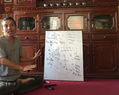 Thầy giáo dạy tiếng Tạng của chàng trai Việt trong những ngày ở Nepal. ẢNH NVCC